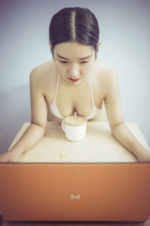 黄色美女性爱喷水视频网_高清迅雷下载